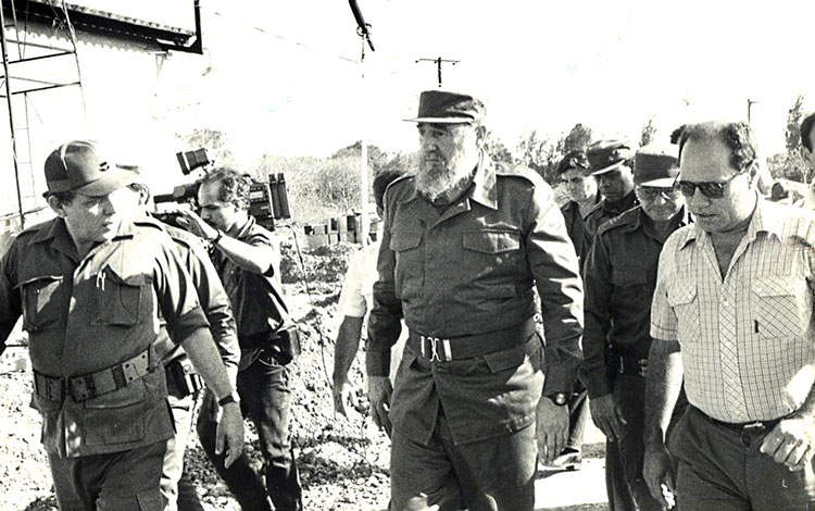 Fidel Castro Ruz recorre el Centro de Bioactivos Químicos, CBQ, que se construía en la Universidad Central «Marta Abreu» de Las Villas.