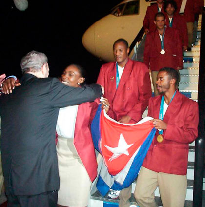 Fidel Castro Ruz recibe a los deportistas cubanos tras los Juegos de Sidney 2000.