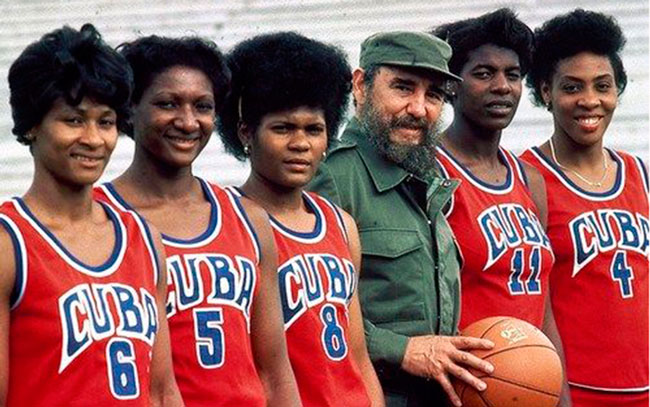 Fidel junto a jugadoras cubanas de baloncesto.