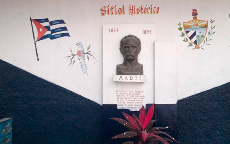 La «máscara» de Martí, en bronce, original de Alfredo Gómez, data de los años 40 del pasado siglo y está instalada en una dependencia local del sector del Comercio