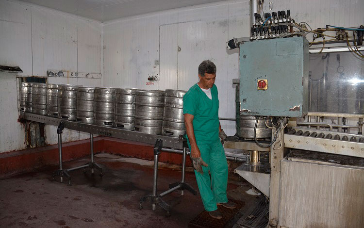 Fábrica de Cervezas Antonio Díaz Santana, de Santo Domingo, Villa Clara, Cuba.