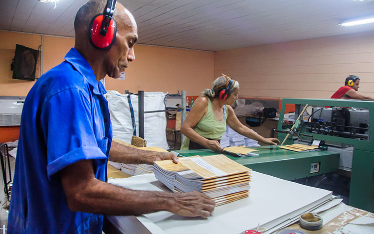 Producción de libretas en el Poligráfico de Villa Clara.