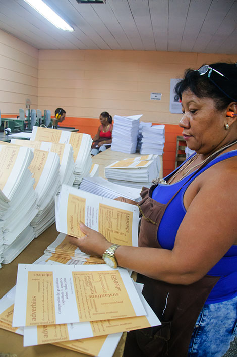 Producción de libros en el Poligráfico de Villa Clara,. Producción de libros en el Poligráfico de Villa Clara,.