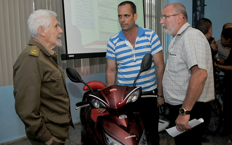 Ramiro Valdés se interesa por producción de bicicletas eléctricas en Villa Clara.