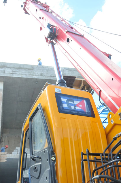 Grúa en construcción de nueva Planta Cloro Sosa, Sagua la Grande, Villa Clara.