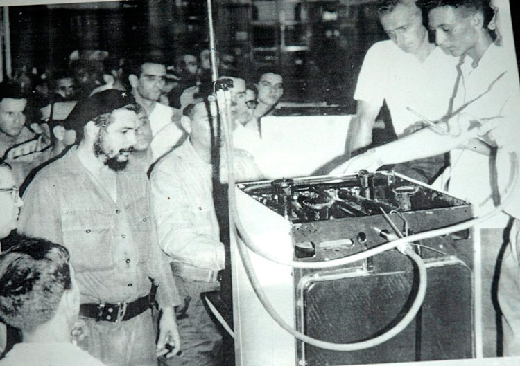 Comandante Ernesto Che Guevara aprecia la producción de cocinas de gas en la industria Inpud 1.o de Mayo, en Santa Clara.