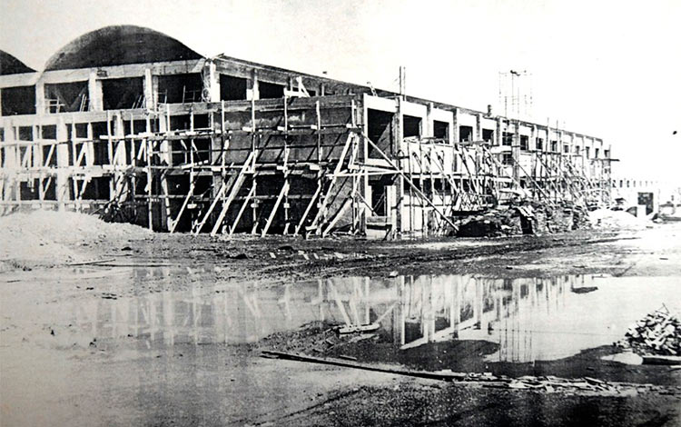 Momento de la construcción de la industria Inpud 1.o de Mayo, inaugurada por el Che el 24 de julio de 1964 en Villa Clara.