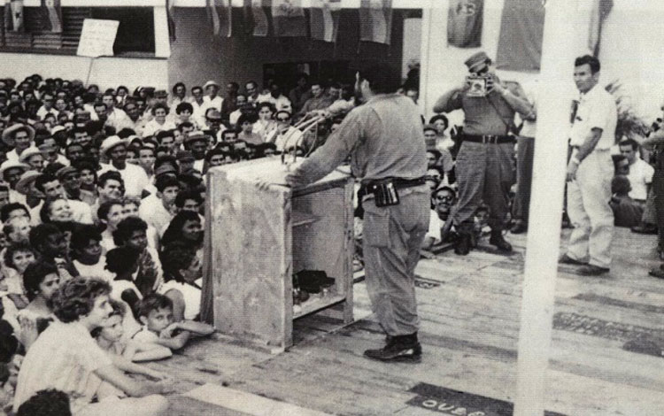 El Che en la inauguración de la Fábrica de Bujías.