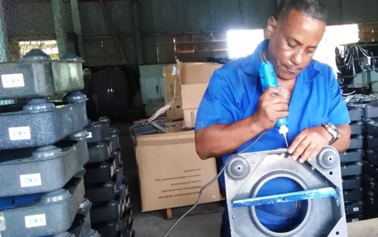 Producción de cocinas de kerosén en la Inpud, de Villa Clara, para damnificados del huracán Irma.