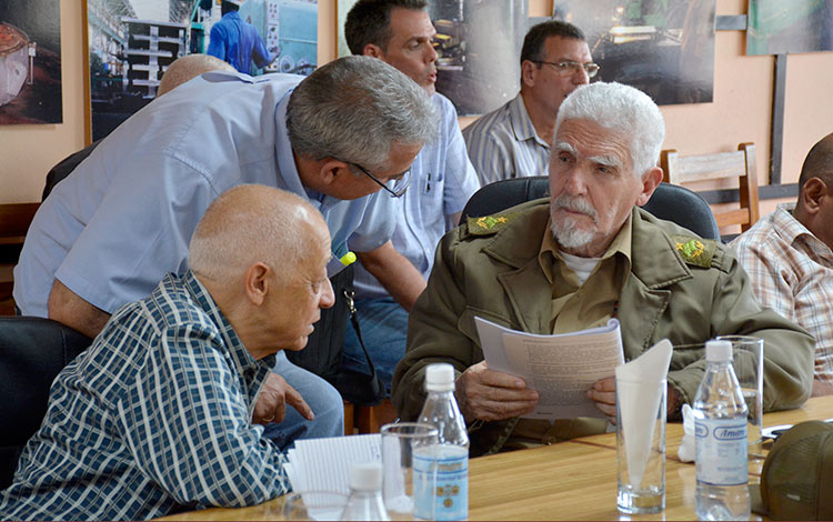 Comandante de la Revolución Ramiro Valdés en Planta Mecánica de Villa Clara. Comandante de la Revolución Ramiro Valdés Menéndez chequea programa de modernización de Planta Mecánica de Villa Clara.