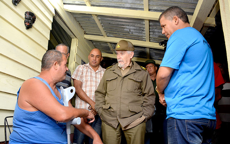 Comandante de la Revolución Ramiro Valdés dialoga con vecinos del Consejo Popular Emilio Córdova.