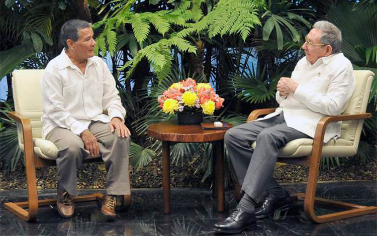 Raúl Castro Ruz y Nicolás Rodrí­guez durante encuentro de presidente cubano con delegació del ELN de Colombia.