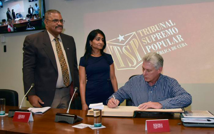 MIguel Díaz-Canel, presidente de Cuba, en visita al Tribunal Supremo Popular.