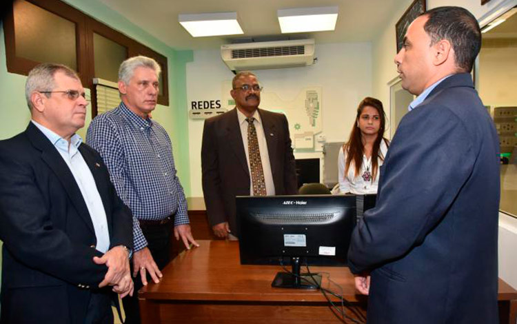 Presidente cubano, Miguel Dí­az-Canel, acompañado por Homero Acosta, secretario del Consejo de Estado, y Rubén Remigio Ferro, presidente del Tribunal Supremo Popular. 