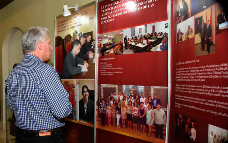 Miguel Dí­az-Canel Bermúdez, presidente cubano, recorre el Tribunal Supremo Popular.