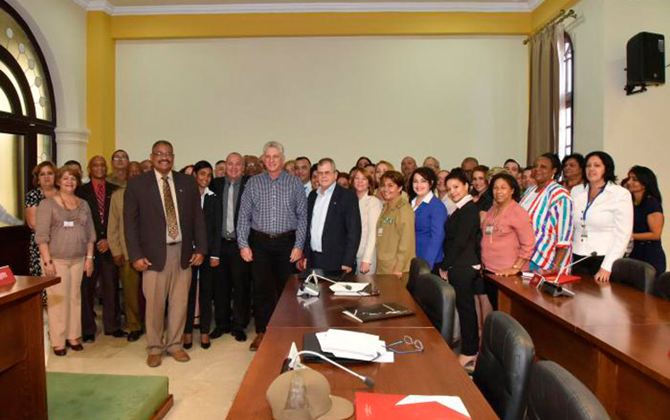 Miguel Díaz Canel, presidente de Cuba, junto a jueces y trabajadores del Tribunal Supremo Popular.