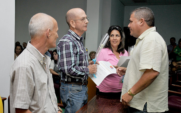 Octavio Silverio  Robaina recibió el reconocimiento por medios siglo de labor en el Partido, de manos de Julio Ramiro Lima Corzo, primer secretario del Partido en Villa Clara