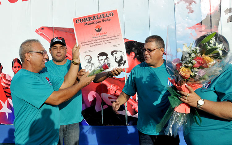 Entrega de diploma a municipio de Corralillo, sede del acto provincial por el 26 de Julio. Entrega de diploma a municipio de Corralillo, sede del acto provincial por el 26 de Julio.