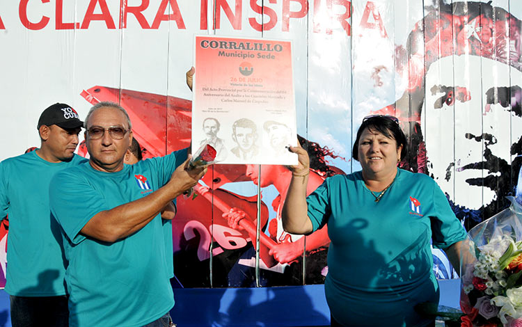 Primer secretario del PCC y la presidenta del Gobierno en Corralillo. Primer secretario del PCC y la presidenta del Gobierno en Corralillo.