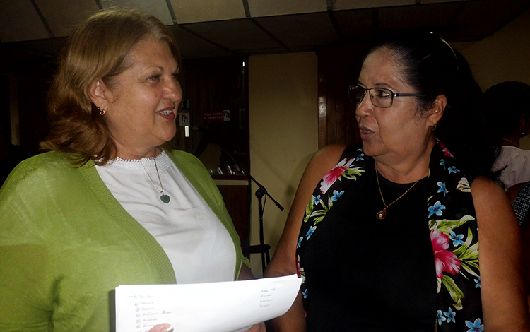 Nélida Esther Álvarez García (derecha) y Nidia Pérez García,presidenta y vicepresidenta, respectivamente, de la Asociación Cubana de Comunicadores Sociales de Villa Clara.