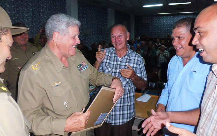 General de división José Antonio Carrillo recibe felicitación por su cumpleaños.