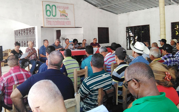 Encuentro de productores agrícolas de Camajuaní con dirección del Partido en Villa Clara.