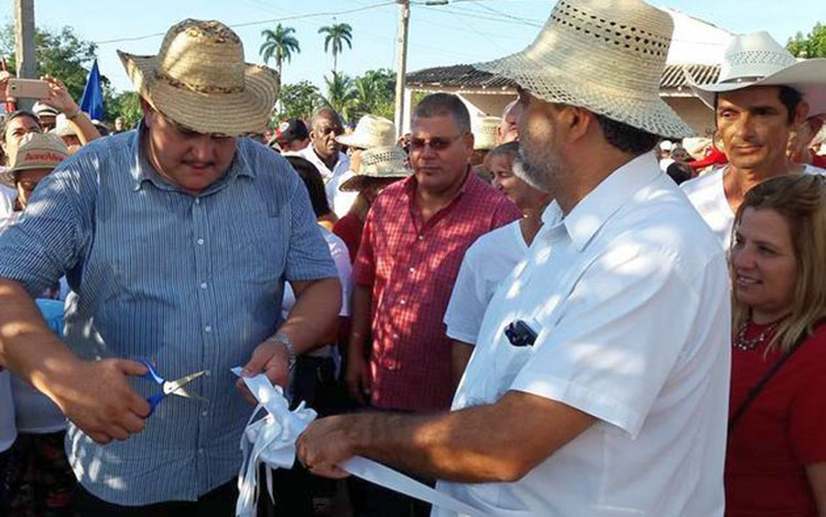 Rafael Santiesteban Pozo, presidente de la Anap, y Marcelo Resende de Souza, representante de la FAO en Cuba. Rafael Santiesteban Pozo, presidente de la Anap, y Marcelo Resende de Souza, representante de la FAO en Cuba.