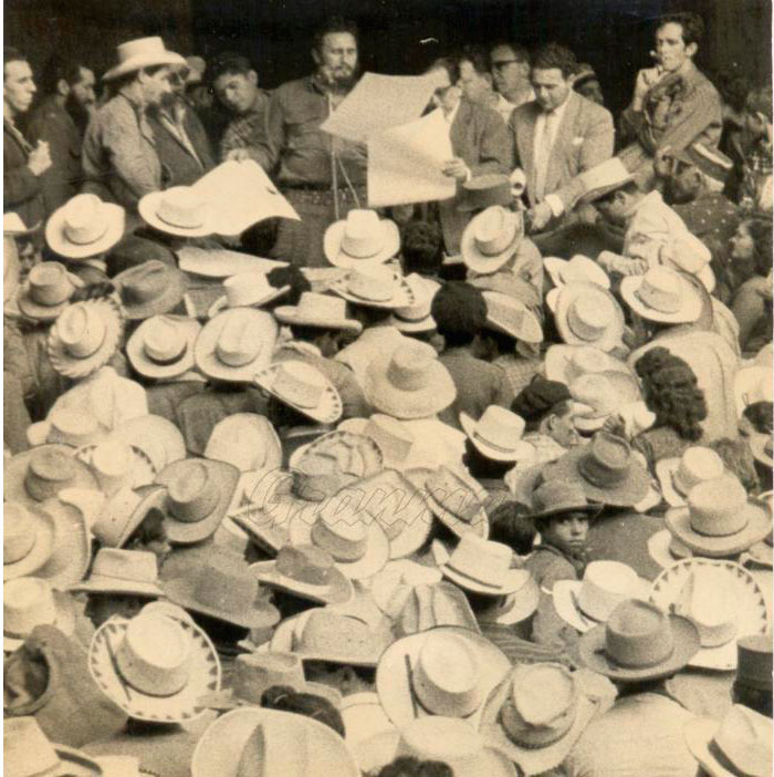 Comandante en Jefe Fidel Castro Ruz entrega tí­tulos de propiedad de la tierra a campesinos cubanos.