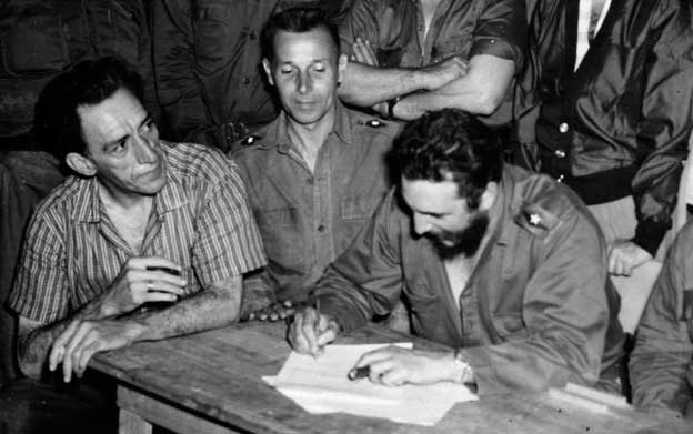 Firma de la Ley de Reforma Agraria