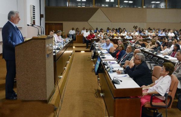 Dí­az-Canel clausura Congreso de la Anec