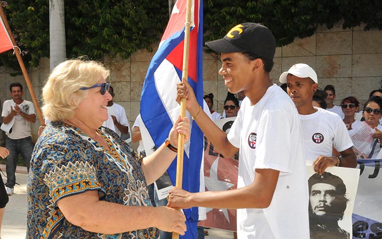 Aleida Guevara March, hija del Che Guevara, abandera contingente juvenil 9.o Congreso de los CDR, en Villa Clara.