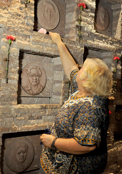 Aleida Guevara rinde tributo a Tania la Guerrillera, en Mausoleo del Memorial Ernesto Che Guevara,