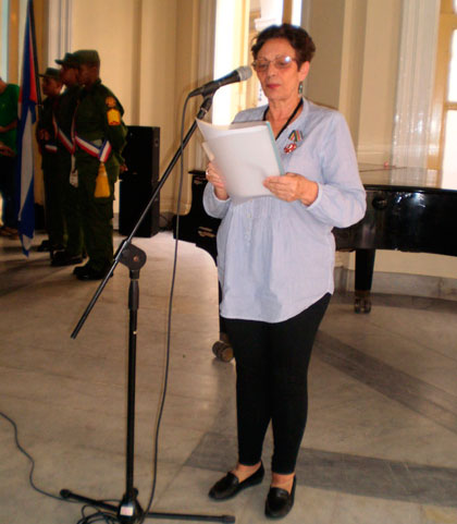 Marí­a del Carmen Velasco habla en nombre de trabajadores condecorados en Villa Clara.