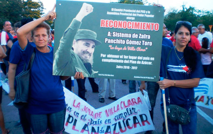 Trabajadores del central Panchito Gómez Toro desfilan en la Plaza del Che. 