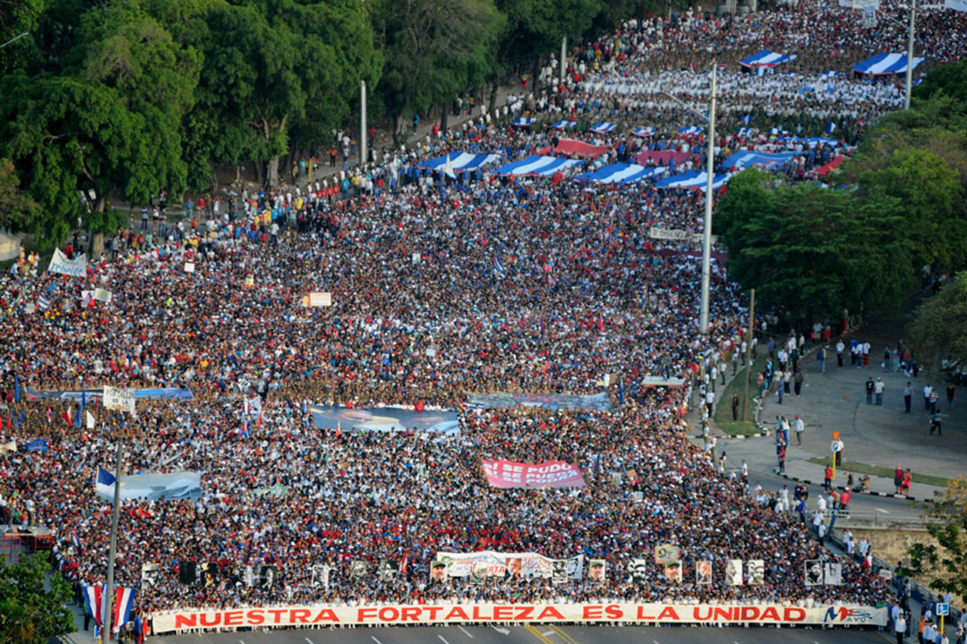 Desfile del 1.o de Mayo de 2017 en La Habana, con cartel Nuestra fortaleza es la unidad.