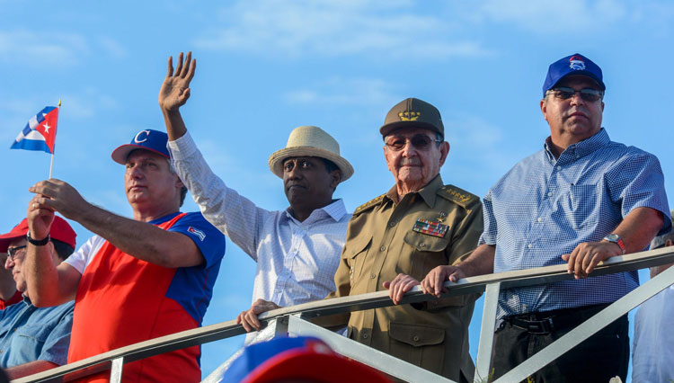 Raúl Castro y presidencia en el Desfile del Primero de Mayo en La Habana.