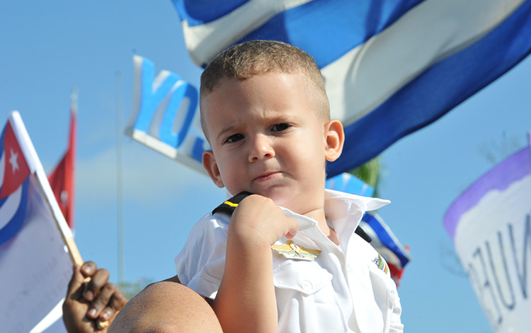Niños en el desfile por el Primero de Mayo