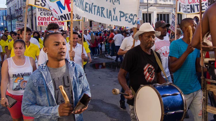 Conga en desfile del Primero de Mayo en Sagua la Grande.