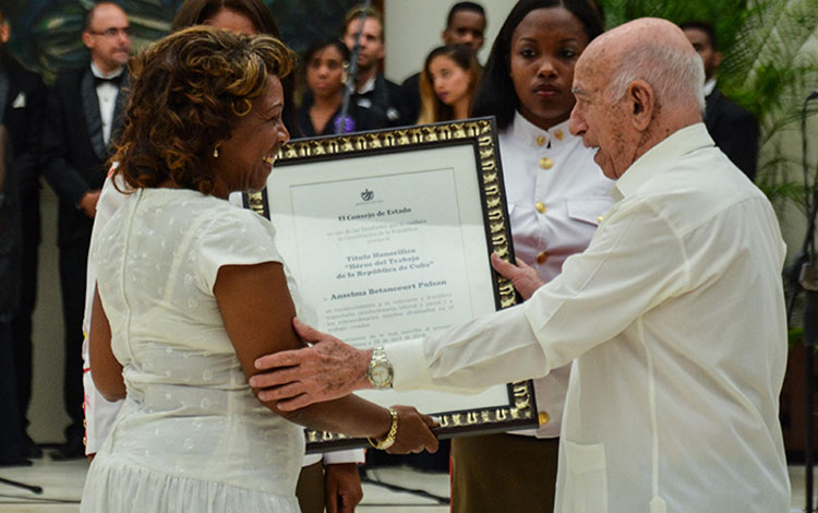 Doctora Anselma Betancourt Pulsan recibe tí­tulo de Heroí­na del Trabajo de manos de José Ramón Machado Ventura.