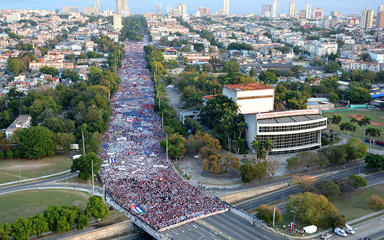 Vista aérea del desfile del Primero de Mayo en La Habana.