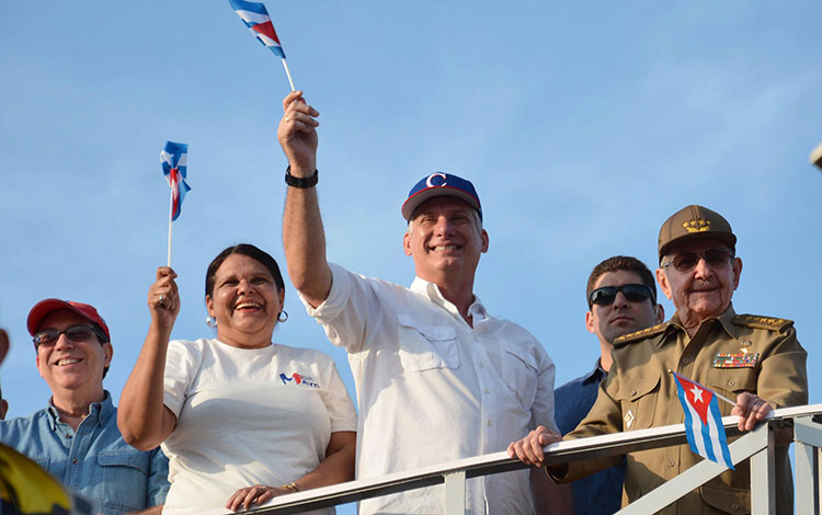 Raúl Castro Ruz y Miguel Díaz-Canel en el desfile del Primero de Mayo en La Habana.