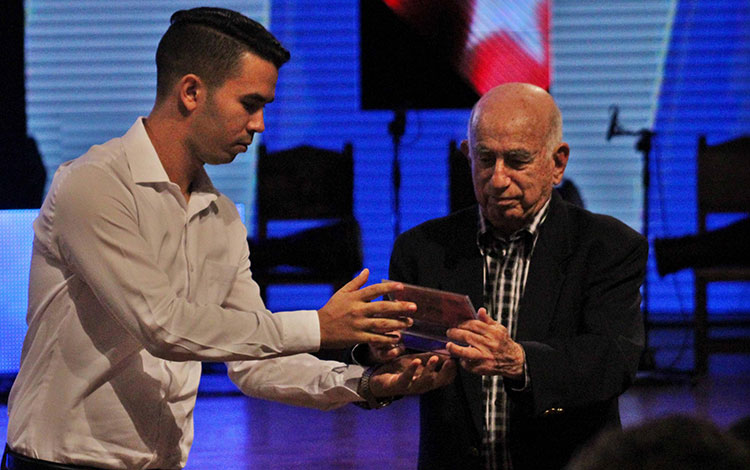 José Ramón Machado Ventura recibe la condición de Miembro de honor de la FEU.