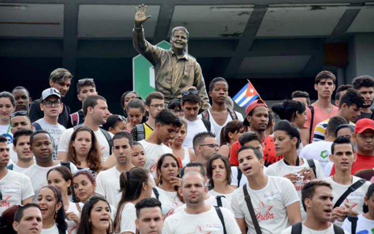 Estudiantes ante escultura de José Antonio Echeverría.