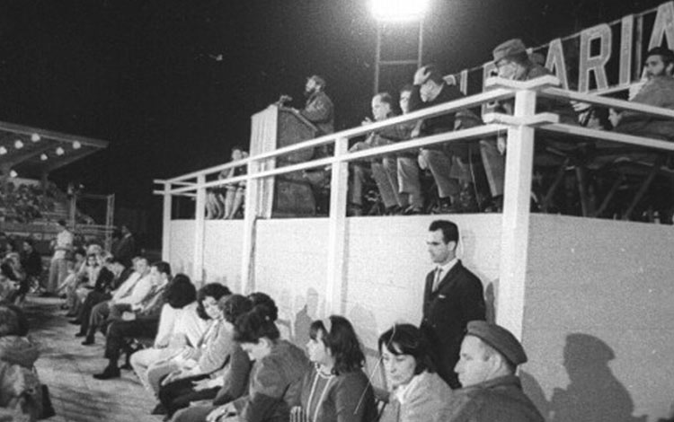 Fidel Castro Ruz en acto en el estadio Sandino, de Santa Clara.