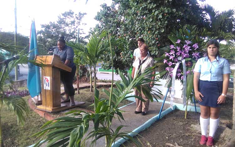 Keitia Bacallao Yera, secretaria general de la FMC en Santa Clara, tuvo a su cargo las palabras de homenaje a la primera mujer que subió a la Sierra Maestra para luchar al lado de Fidel.