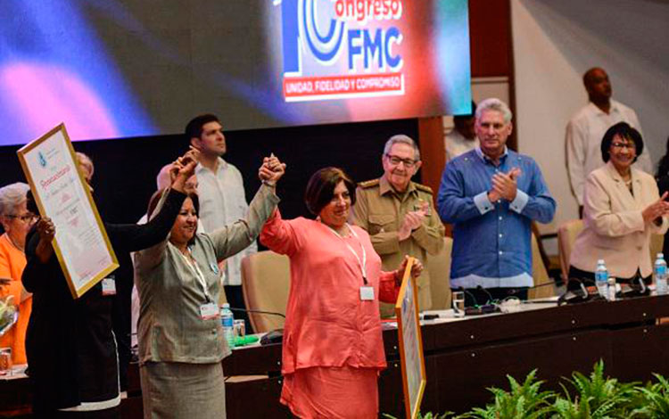 Raúl Castro Ruz y Miguel Díaz-Canel Bermúdez en clausura del X Congreso de la Federación de Mujeres Cubanas.