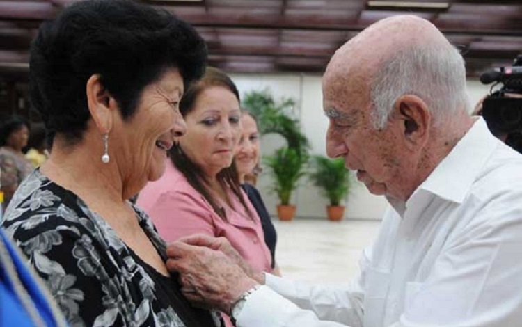 Villaclareñas condecoradas en Congreso de la FMC