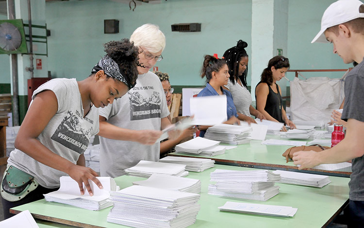 Brigada Venceremos realiza trabajo voluntario en poligráfico de Villa Clara.