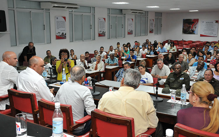 Oscar López Rivera sostiene encuentro con grupos de solidaridad con Cuba en Santa Clara.
