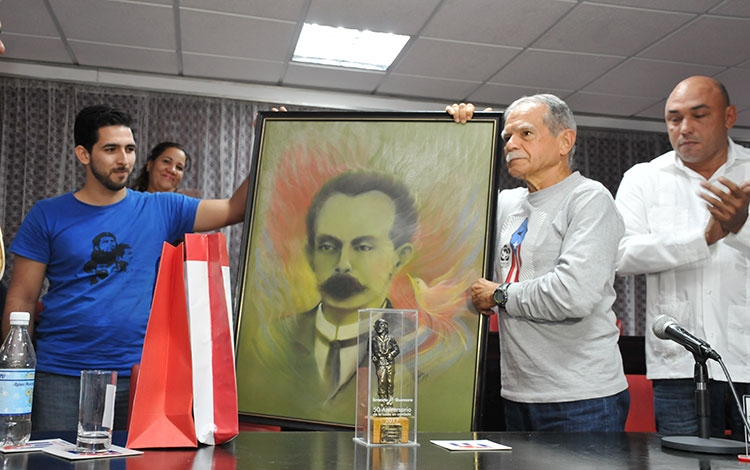 Estudiantes de Villa Clara entregaron reconocimiento a Oscar López Rivera.